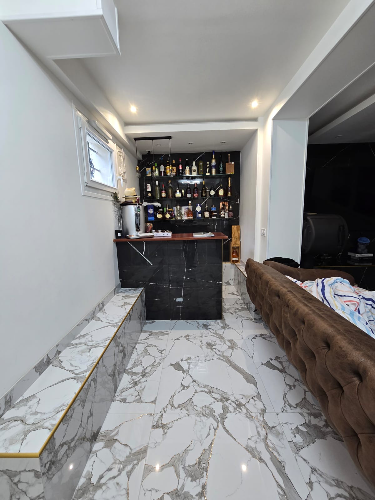 Salon avec bar intégré